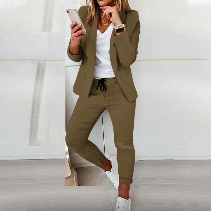 Tweedelig damespak: elegante blazer en comfortabele broek, perfect samen of los te dragen voor diverse stijlen.