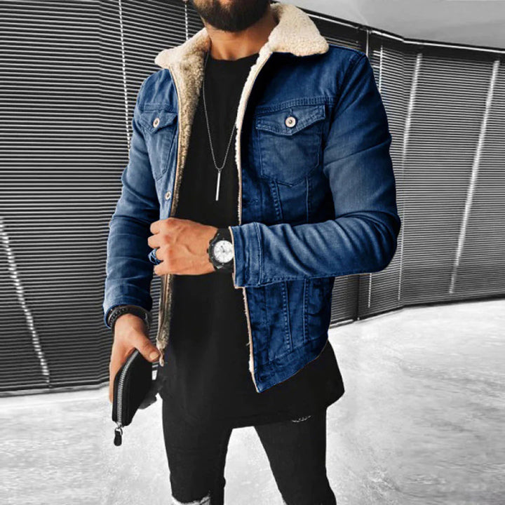 Warme donkerblauwe heren spijkerjas met pluche bontvoering, robuuste denim bovenkleding voor winter.