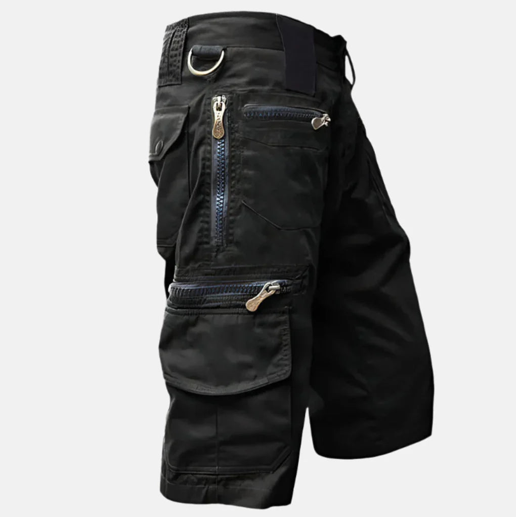 Heren cargoshorts met knielange pasvorm en meerdere functionele zakken, ideaal voor zomerse outdoor avonturen.