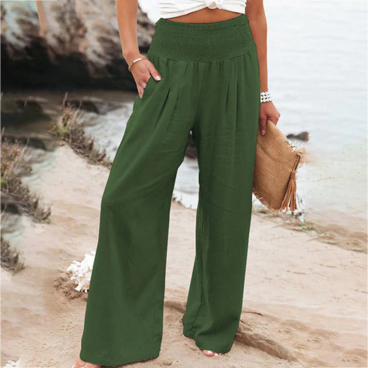 Vrouwelijke model draagt een comfortabele stretchy dames zomerbroek, perfect voor een casual, luchtige lente- of zomerdag.