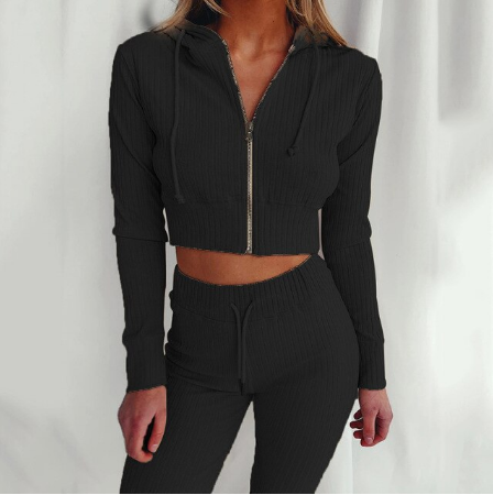 Close-up van het comfortabele, ademende materiaal van het dames trainingspak Eva. Hoogwaardige sportkleding.