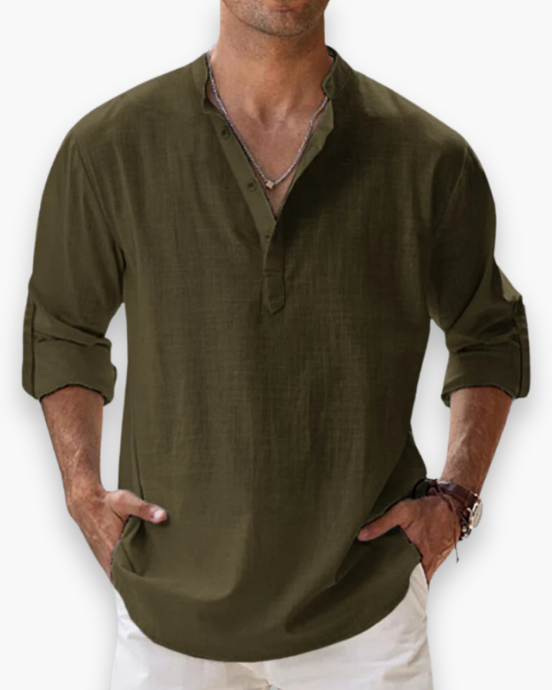 Detail van comfortabel, ademend heren casual overhemd met lange mouwen, perfect voor de zomer.