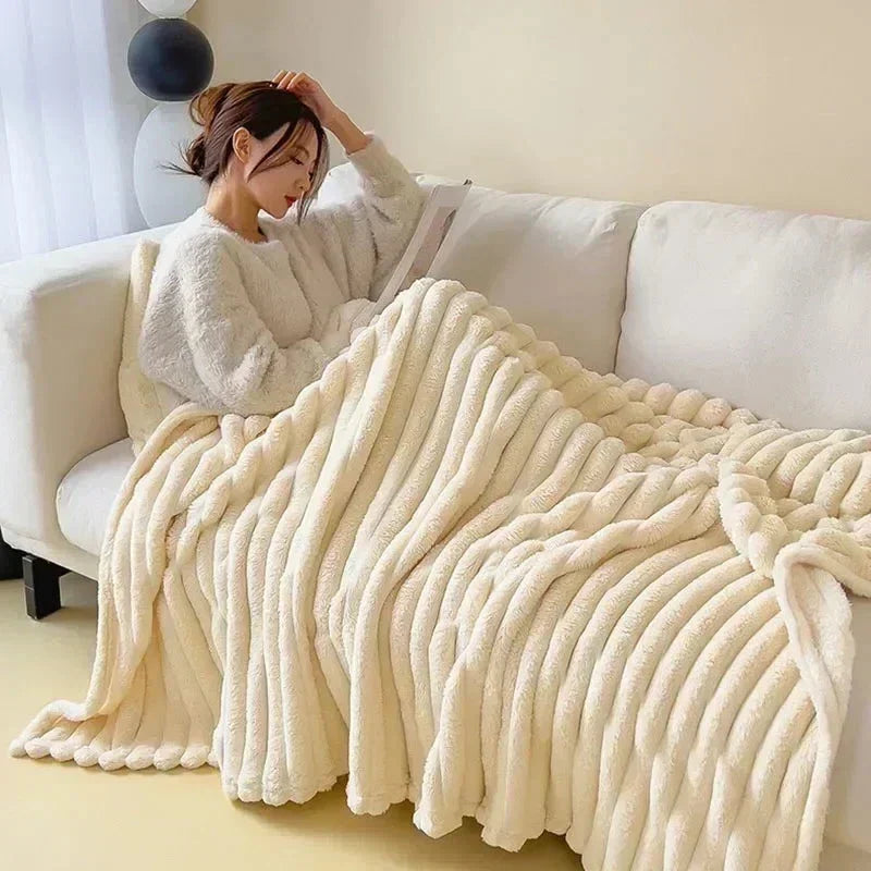 Zachte pluche LuxuraWrap woondeken, extra warm en comfortabel. Perfect als bankplaid of bedsprei.