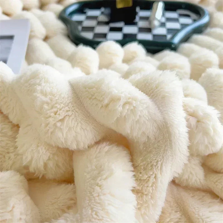 Mooie, zachte pluche woondeken, warm en knus. De ideale decoratiedeken voor extra gezelligheid thuis.