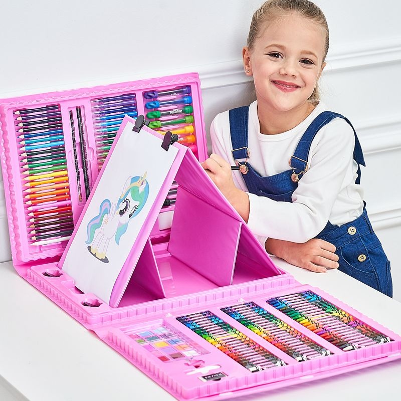Blij kind tekent en knutselt met de veelzijdige Kinder 6-in-1 creatieve box, vol educatief speelgoed.