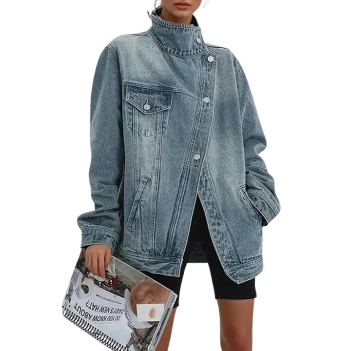 Moderne damesjas met uniek asymmetrisch ontwerp en relaxte pasvorm. Deze modieuze jas biedt een tijdloze, veelzijdige look.