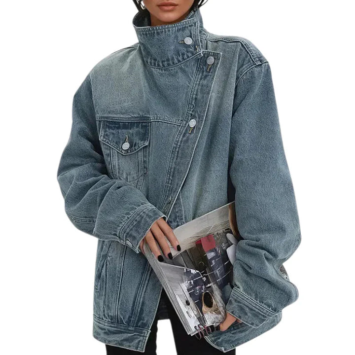 Vrouwelijke casual damesjas met relaxte pasvorm, knoopsluiting en veelzijdige tijdloze stijl voor dagelijks comfort.