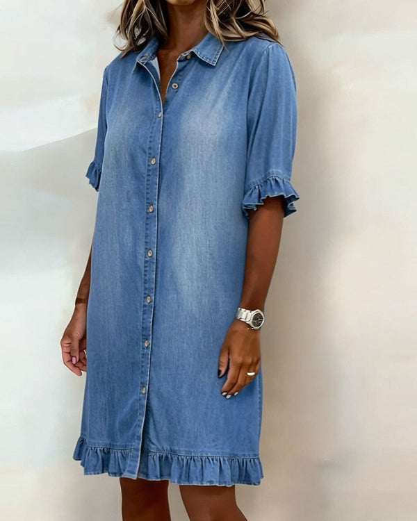 Trendy dames jurk met knopen en korte mouwen, midi lengte en relaxed fit, een veelzijdige lente/zomerjurk.