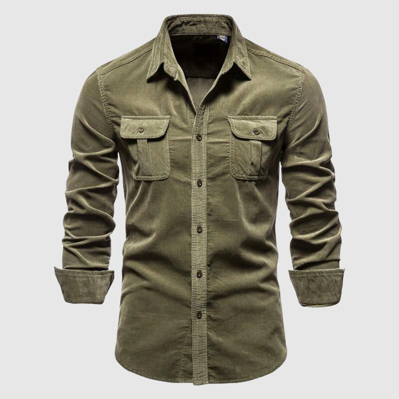 Veelzijdige heren denim polo met lange mouwen en twee borstzakken, geschikt voor een smart casual outfit.