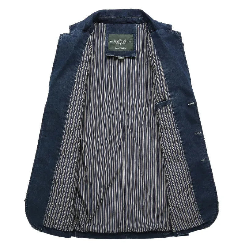 Moderne herenblazer van denim, met opvallende reverskraag en praktische opgestikte zakken. Smart-casual kleding.