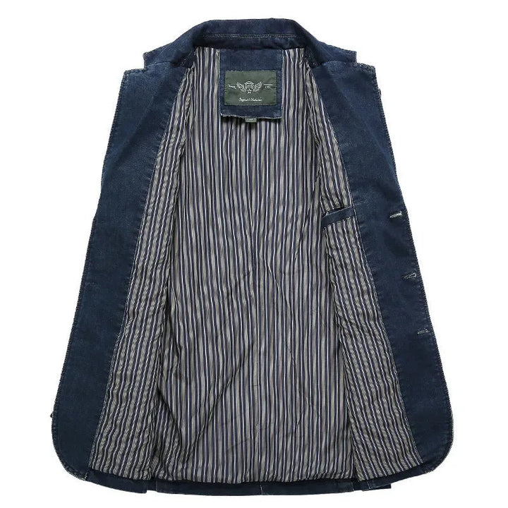 Moderne herenblazer van denim, met opvallende reverskraag en praktische opgestikte zakken. Smart-casual kleding.