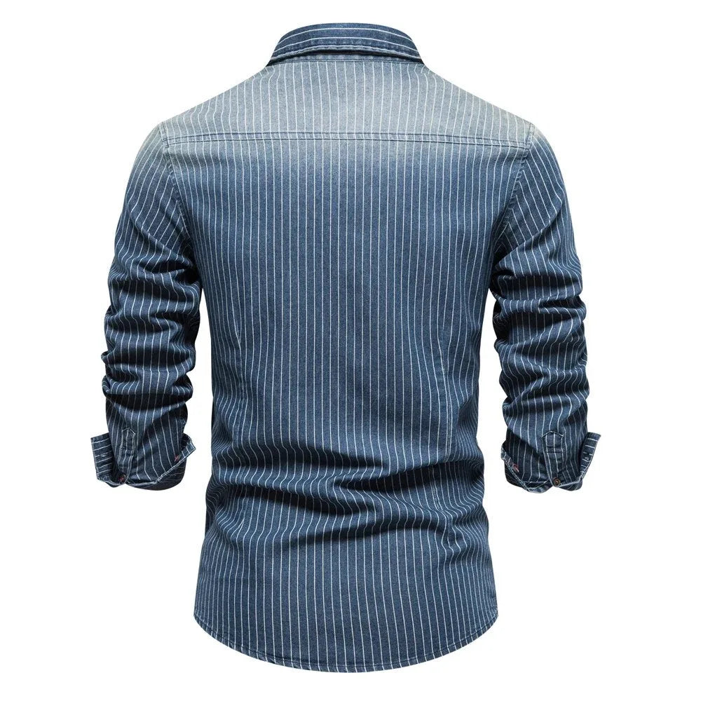 Gestreept heren denim overhemd met lange mouwen en twee borstzakken, geschikt voor een relaxte look.