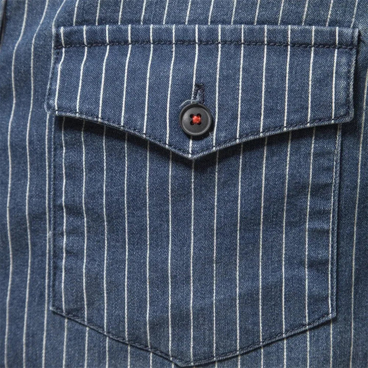 Heren denim overhemd met klassiek gestreept dessin, lange mouwen en borstzakken; een tijdloze casual stijl.