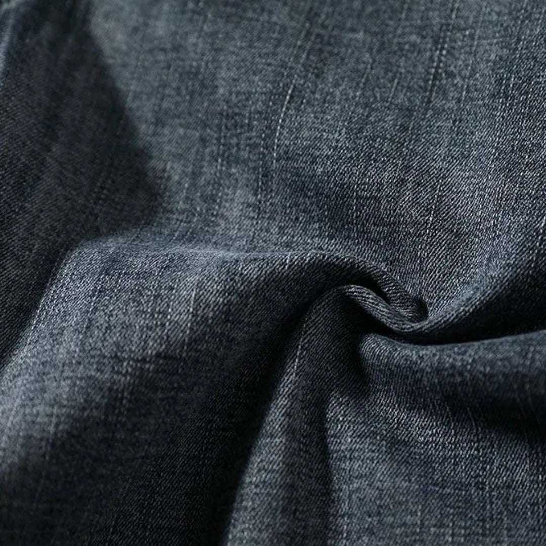 Achteraanzicht van heren denim shorts, comfortabele pasvorm, met logo patch en zakdetails.