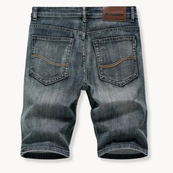 Zijaanzicht van comfortabele heren denim shorts, regular fit, met praktische zakken.