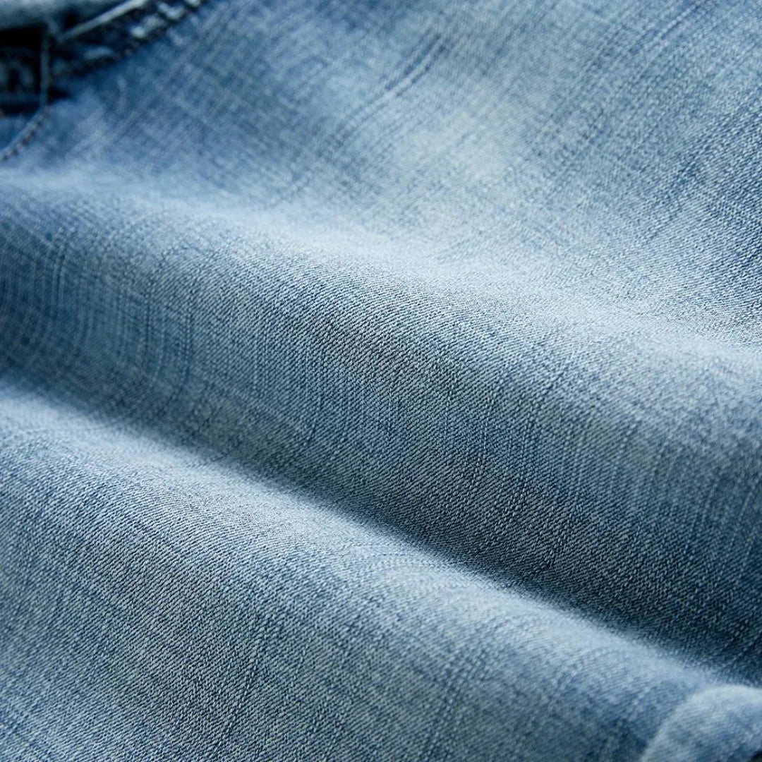 Petrolkleurige heren denim shorts, comfortabele pasvorm, met rits en knoopsluiting.