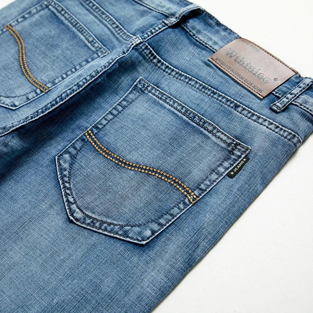 Nauwkeurige sluiting van heren denim shorts: rits en knoopsluiting, stevig en praktisch.