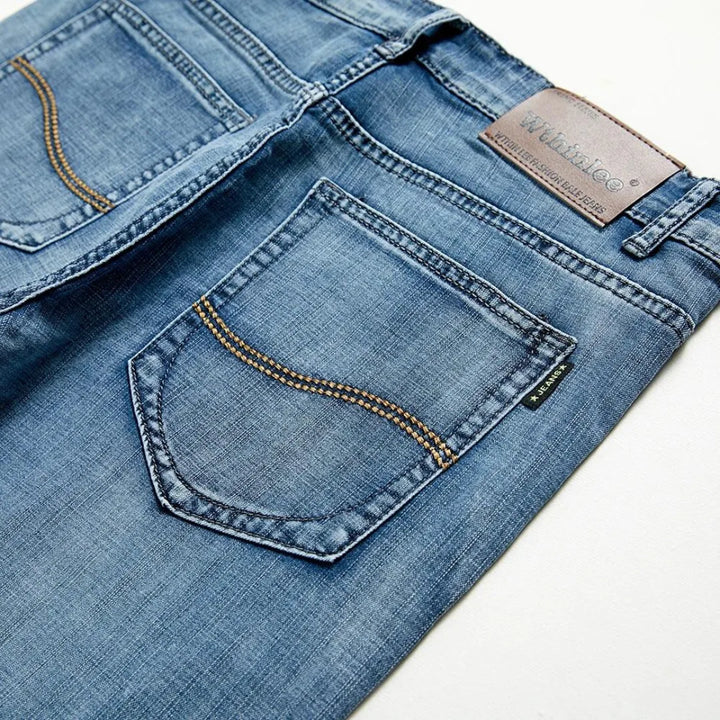 Nauwkeurige sluiting van heren denim shorts: rits en knoopsluiting, stevig en praktisch.