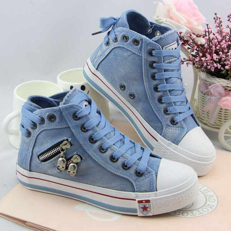 Trendy blauwe dames wandelschoenen, ademend en ondersteunend voor lange afstanden.