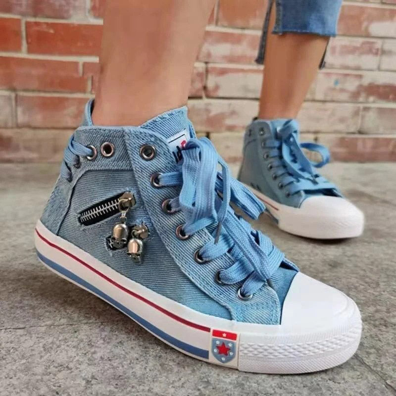 Elegante blauwe dames sneakers, combineren stijl met comfort voor dagelijkse avonturen.