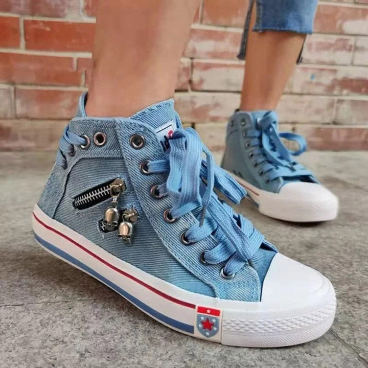 Elegante blauwe dames sneakers, combineren stijl met comfort voor dagelijkse avonturen.