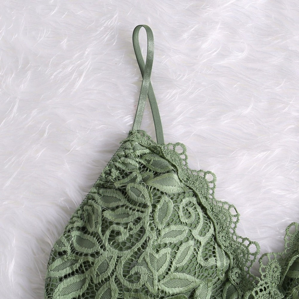 Close-up: V-hals en verstelbare bandjes van de sexy dames mesh top Mara, perfecte pasvorm.