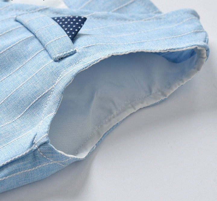 Achteraanzicht van de donkerblauwe comfortabele kinderpak, perfecte pasvorm.