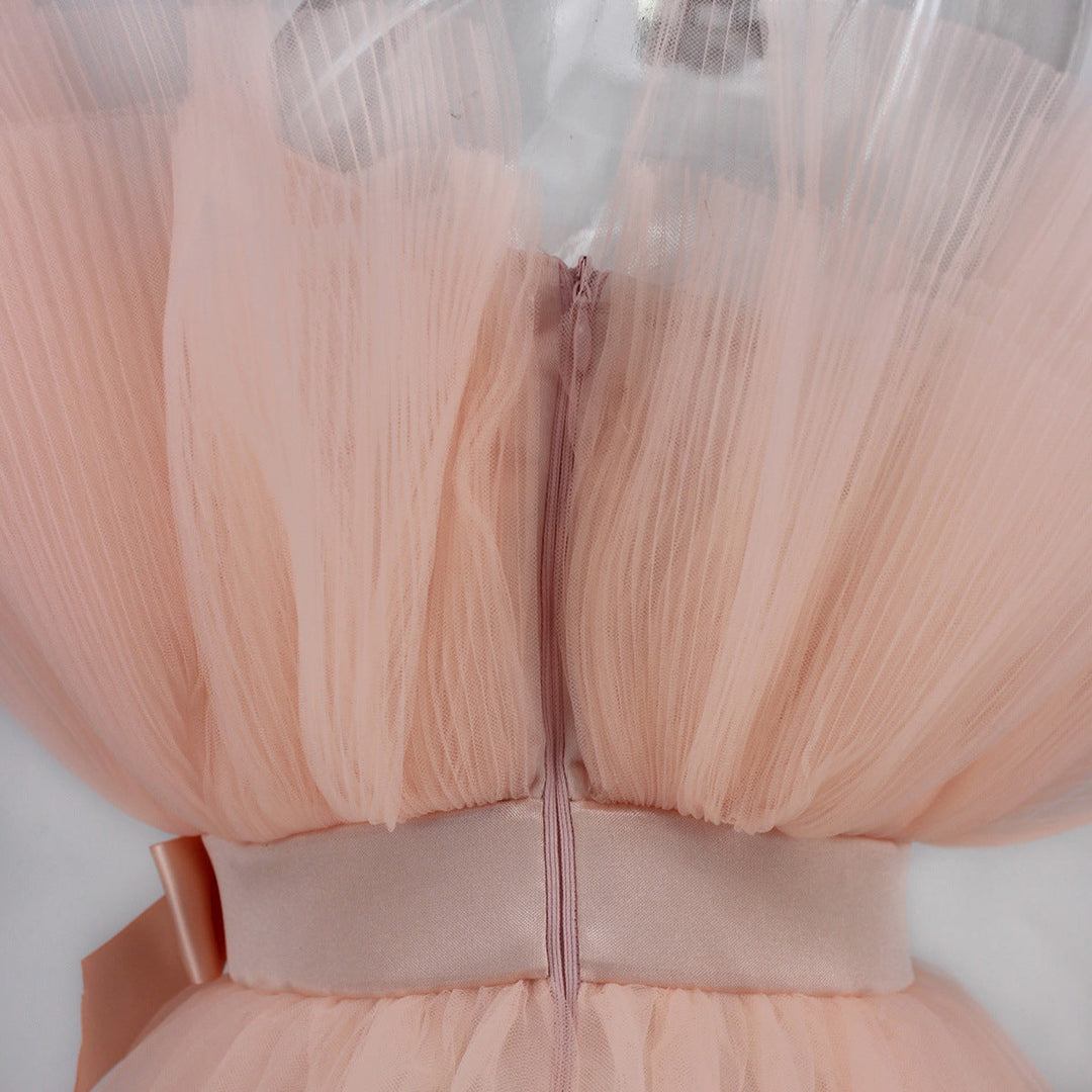 Zwarte strapless feestjurk, klassiek en chique, onmisbaar in elke damesgarderobe.