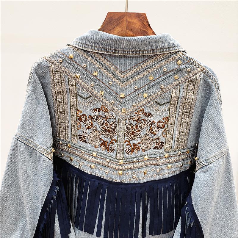 Uniek damesjack in bohemian stijl met opvallende bloemenprint, navy kleur en trendy franjes.