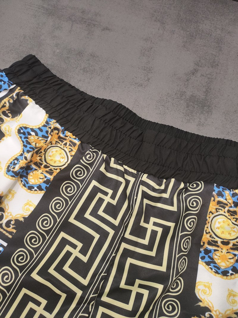 Stijlvolle heren Hawaiiaanse strandset. Luchtige blouse en korte broek voor zomerse dagen.