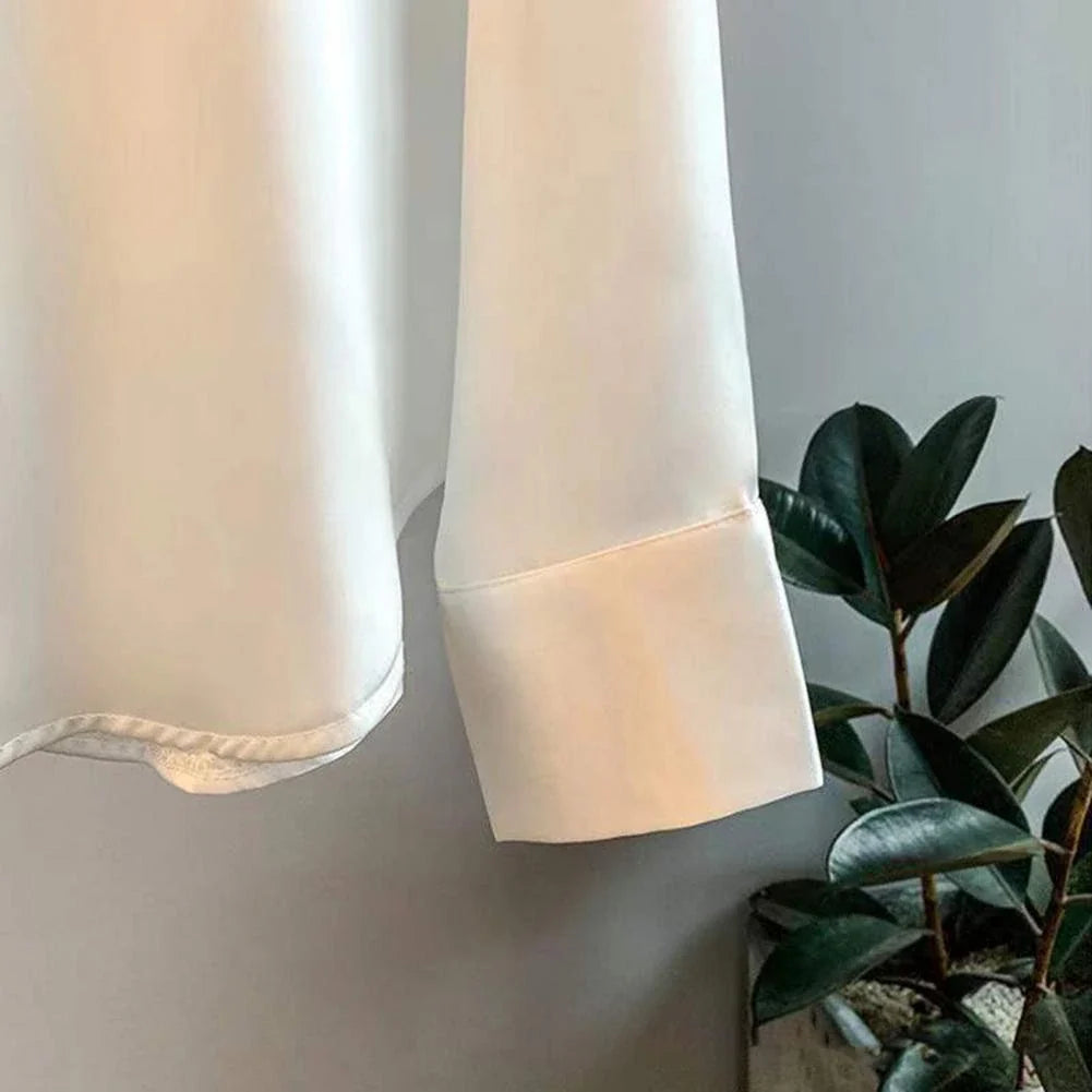Detailfoto van een chique Myra damesblouse met lange mouwen, luxe dameskleding voor diverse gelegenheden.