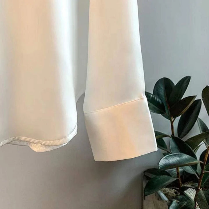 Detailfoto van een chique Myra damesblouse met lange mouwen, luxe dameskleding voor diverse gelegenheden.