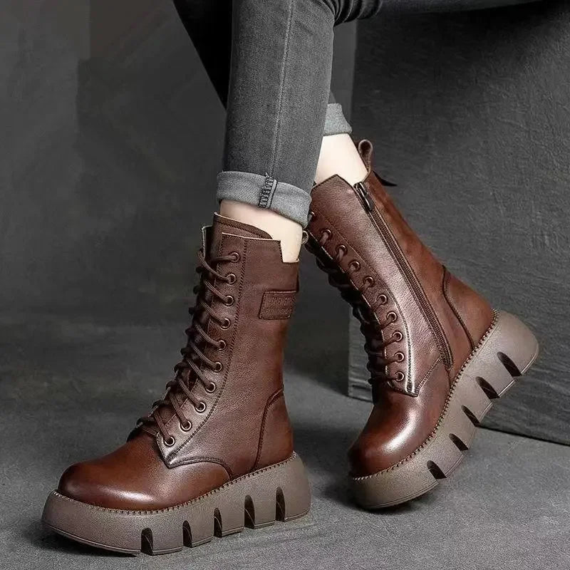 Modieuze dames combatlaarzen met dik plateau en stevige vetersluiting. Perfect voor winter en casual.