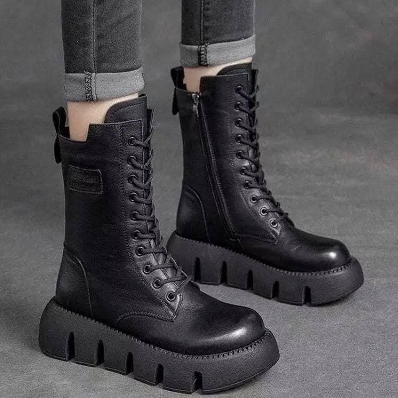 Comfortabele dames plateau combatlaarzen met antislipzool en voetondersteuning. Ideaal voor de winter.