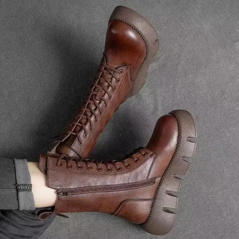 Stoere dames veterlaarzen met chunky plateauzool, perfect voor een modieuze winterlook.