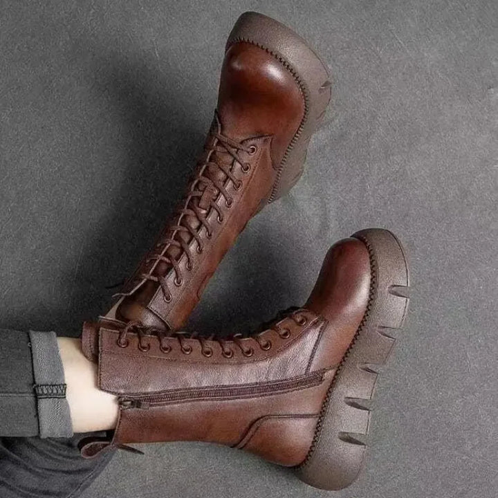 Stoere dames veterlaarzen met chunky plateauzool, perfect voor een modieuze winterlook.