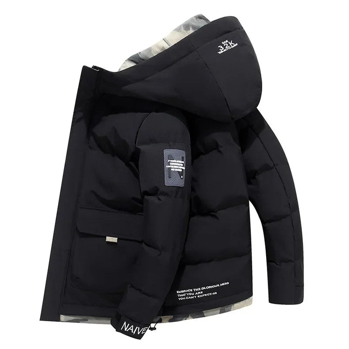 Stijlvolle heren winterjas met capuchon, perfect voor koude dagen. Warme, comfortabele parka voor heren.