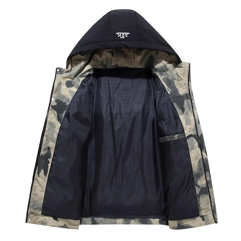 Dikke heren parka met capuchon, ideaal als warme outdoor jas voor de winter. Comfortabele wintermode.