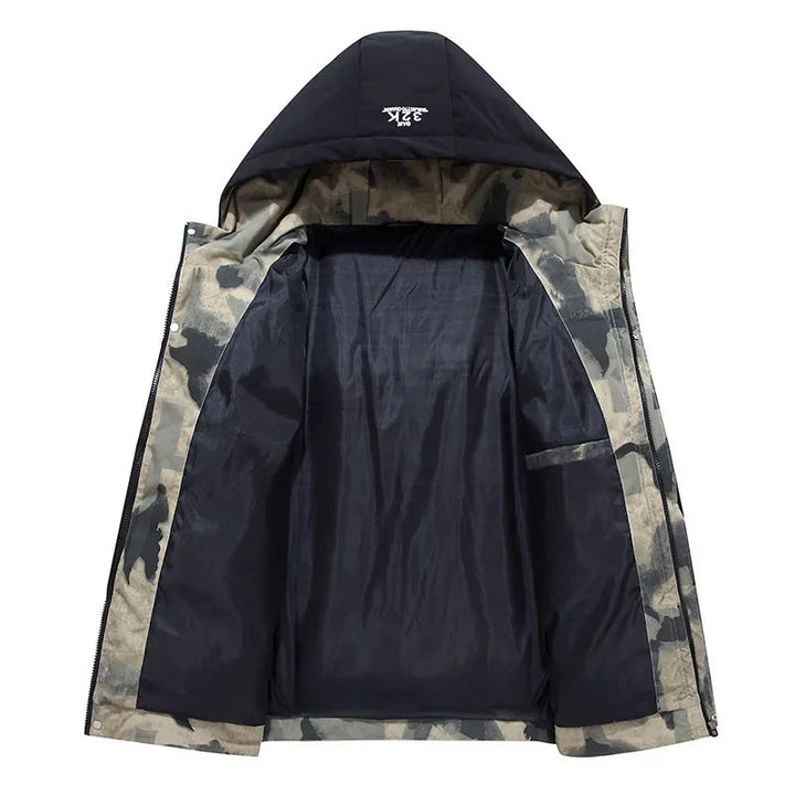 Dikke heren parka met capuchon, ideaal als warme outdoor jas voor de winter. Comfortabele wintermode.