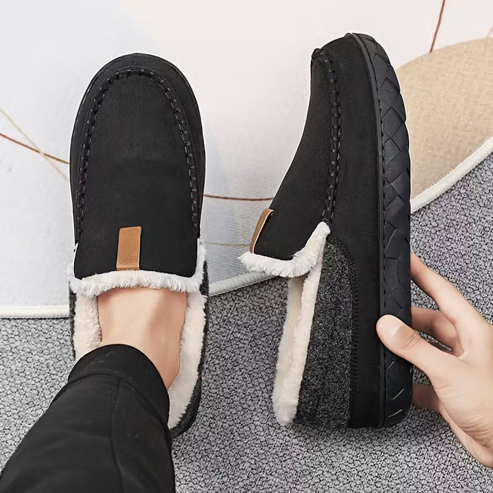Casual unisex binnenslippers met een dikke, zachte zool, voor ontspannen momenten in huis.