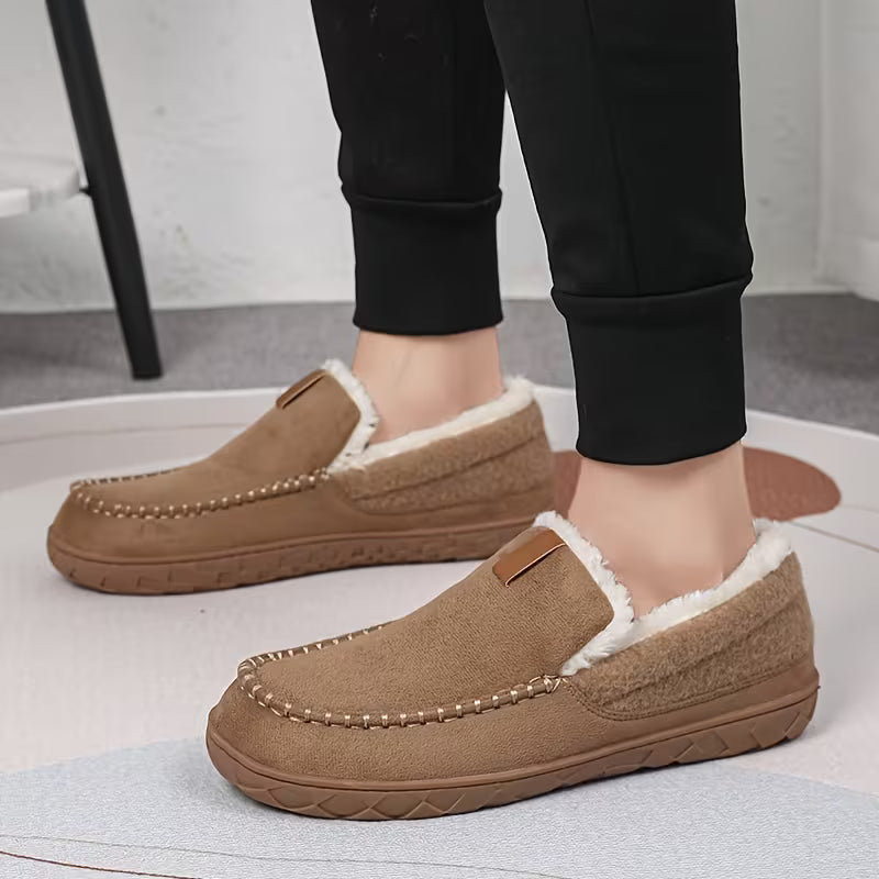 Stijlvolle unisex slippers met dikke antislip zool, combineren comfort en functionaliteit voor binnen.