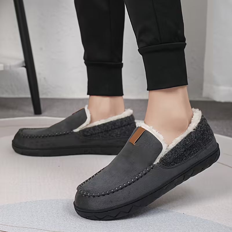 Moderne unisex slippers met dikke, zachte zool voor warmte en comfort binnenshuis.