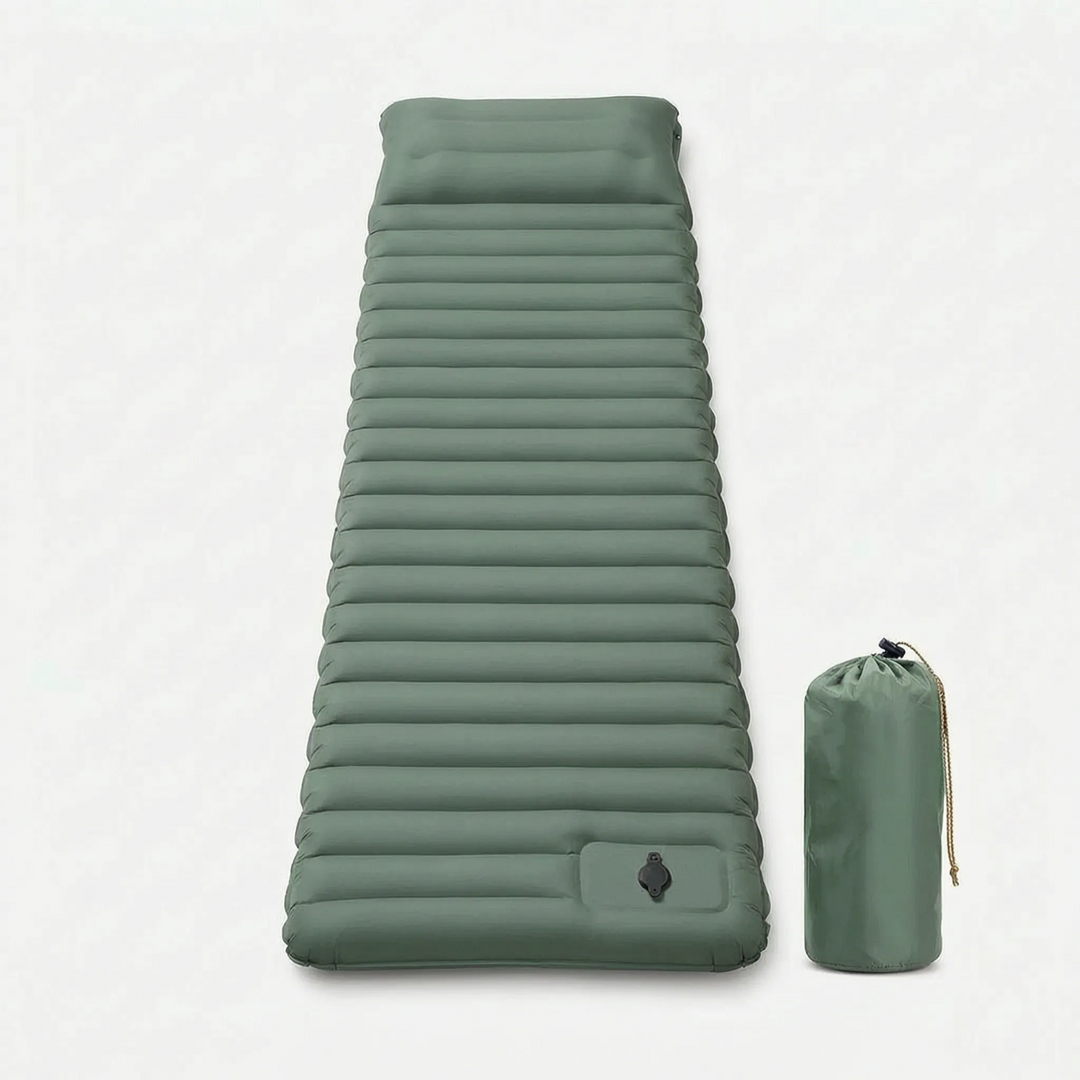 Compact opgevouwen zelfopblaasbare slaapmat, 10 cm dik met kussen. Essentiële kampeeruitrusting voor buitenleven.