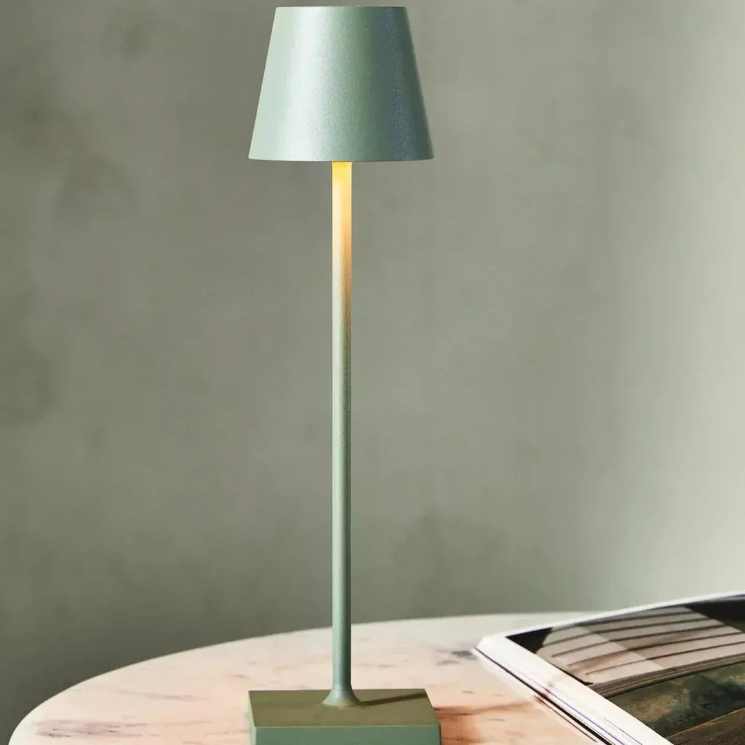 Strakke moderne LumiLuxe tafellamp van geborsteld aluminium. Oplaadbaar design voor interieurdecoratie.