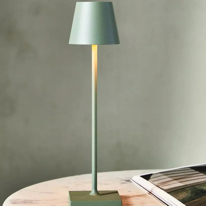 Strakke moderne LumiLuxe tafellamp van geborsteld aluminium. Oplaadbaar design voor interieurdecoratie.