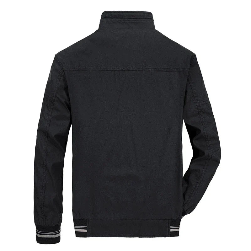 Stijlvolle groene casual herenjas. Deze lichtgewicht slimfit zomerjas biedt comfort als windbreaker.