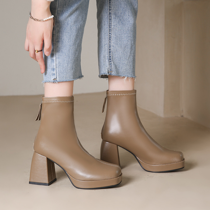 Zwarte platform enkellaarsjes voor dames, comfortabel en chic met stabiele hak. Perfect voor mode.