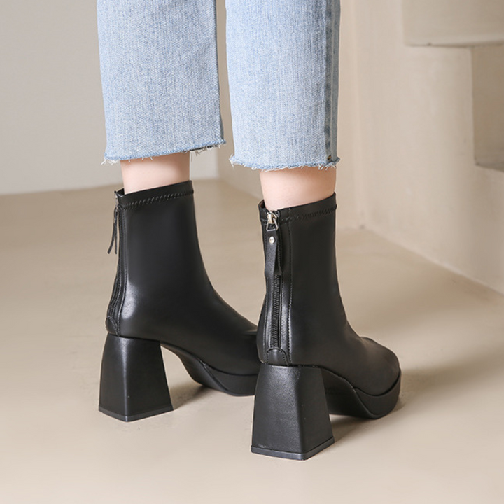 Zwarte, modebewuste dames platform enkellaarsjes, een tijdloze toevoeging aan elke garderobe.