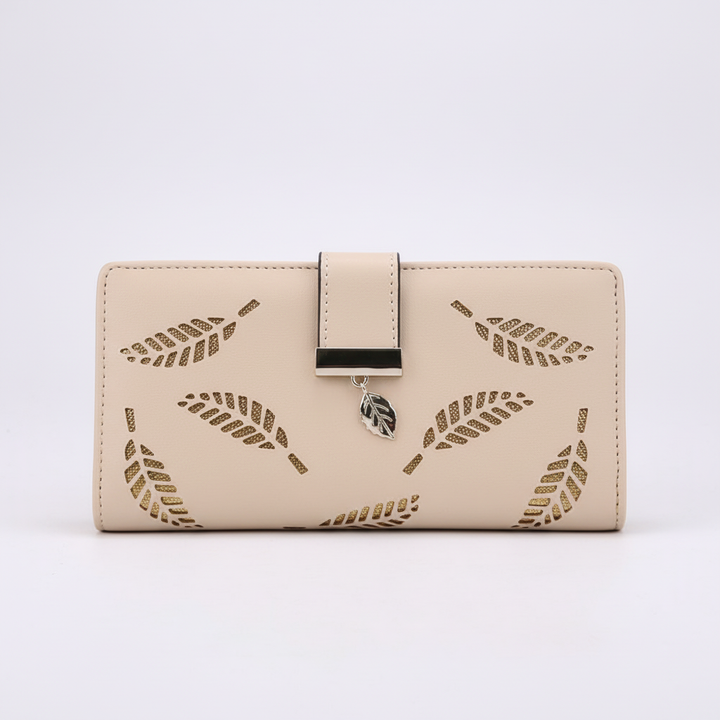 Detail van een elegante lange dames portemonnee, toont het PU leer en vakmanschap van het accessoire.