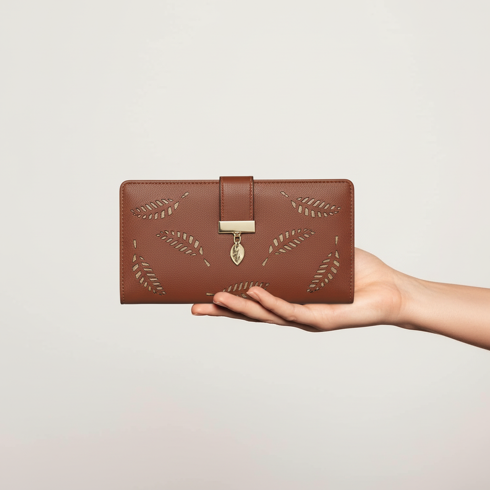 Duurzame leren damesportemonnee met uniek bladmotief. Het perfecte cadeau voor de moderne vrouw.